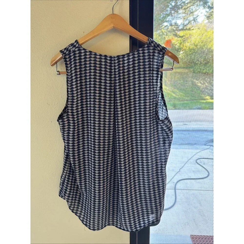 Banana Republic Tank Top Women’s Medium M Blue White Geometric Sleeveless V Neck - Picture 3 of 3
